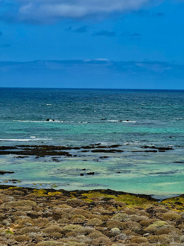 Vue panoramique sur le littoral de Lanzarote, avec ses eaux aux couleurs vives et son relief accidenté