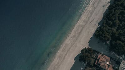 Longue plage de la baie d'Alcúdia à Mallorca pour la pêche au surfcasting