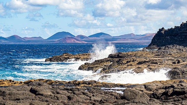 Côte volcanique des îles Canaries pour la pêche récréative dans l'Atlantique