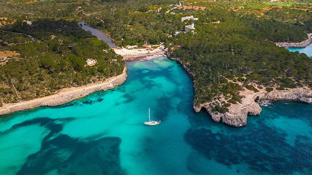Crique aux eaux turquoise des îles Baléares pour la pêche récréative en mer