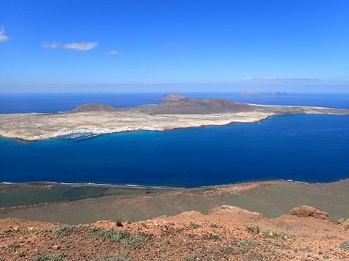 La-Graciosa-(Lanzarote)-desde-el-Mirador-del-Rio - Vue aérienne d'une île des Canaries entourée par l'océan Atlantique