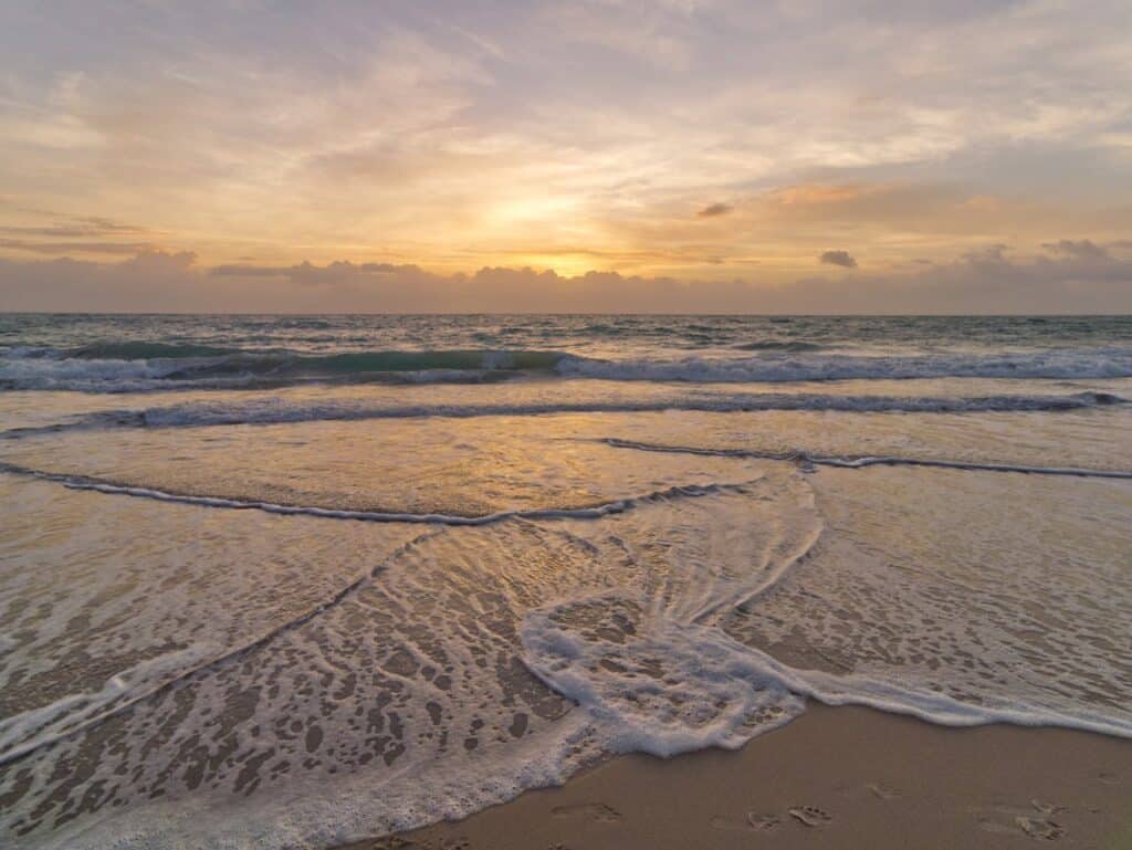 Plage aux Baléares au crépuscule, moment idéal pour la pêche estivale