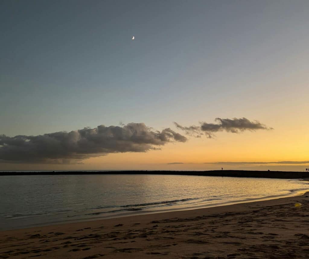 Plage de Santa Cruz de Tenerife au coucher du soleil, idéale pour la pêche si vous avez un permis de pêche