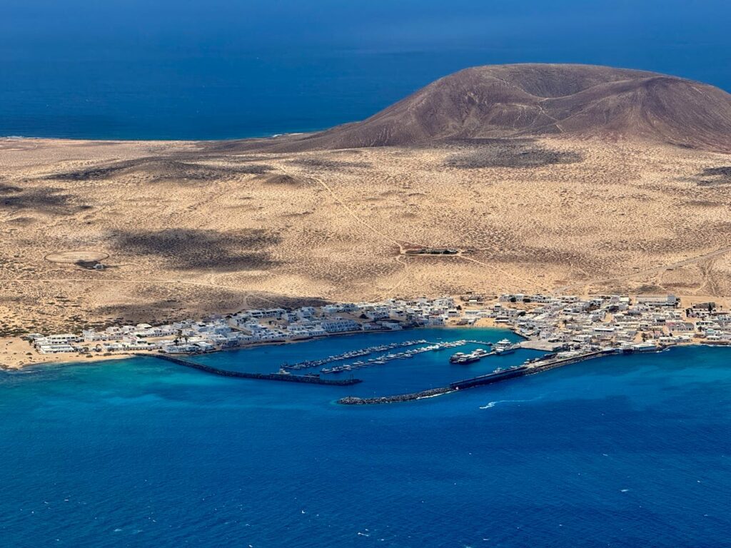 Vue aérienne de l'île de Lanzarote, un endroit magnifique pour pêcher, îles Canaries