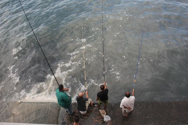 quatre hommes en train de pêcher à Grande Canarie