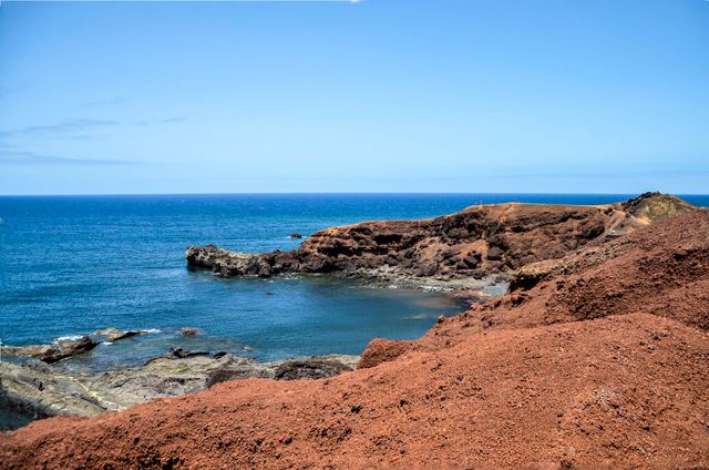La côte volcanique de Lanzarote avec des roches de lave noire face à l'Atlantique
